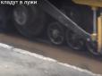 Кладуть асфальт прямо у калюжі: Як ремонтують дорогу у Слов'янську (відео)