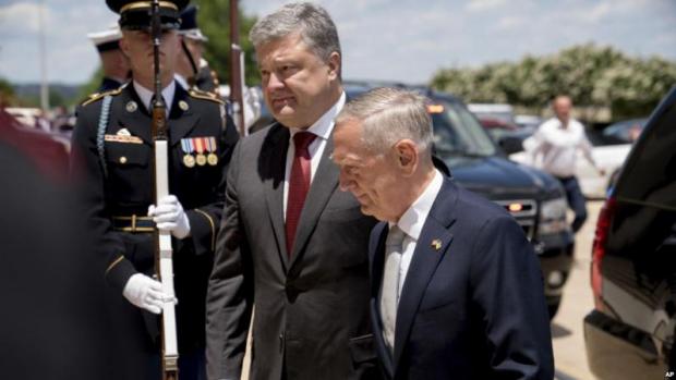 Глава Пентагону Джеймс Меттіс під час візиту в Україну. Ілюстрація:https://m.znaj.ua