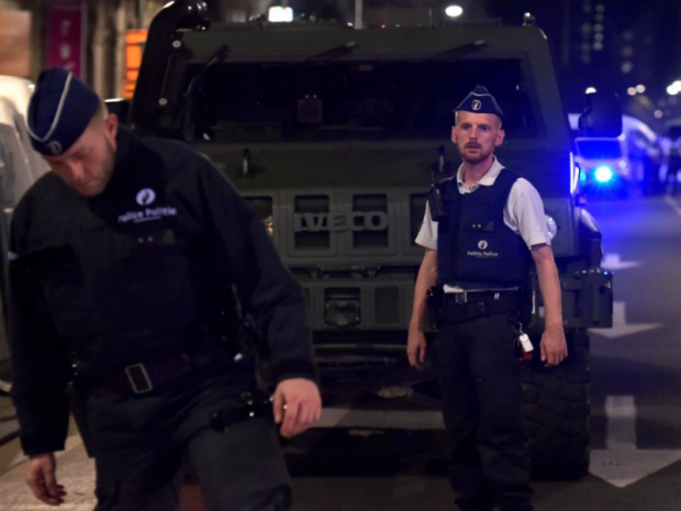 Поліцейські реагують на сцену після того, як бельгійські солдати застрелили чоловіка, який напав на них ножем.Фото:http://www.reuters.com