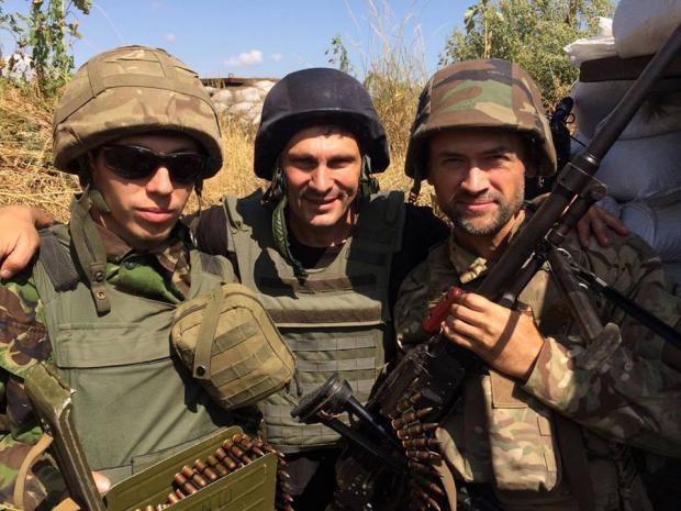 Анатолій Пашинін (на фото- справа) воює в лавах Української добровольчої армії. Фото:Facebook