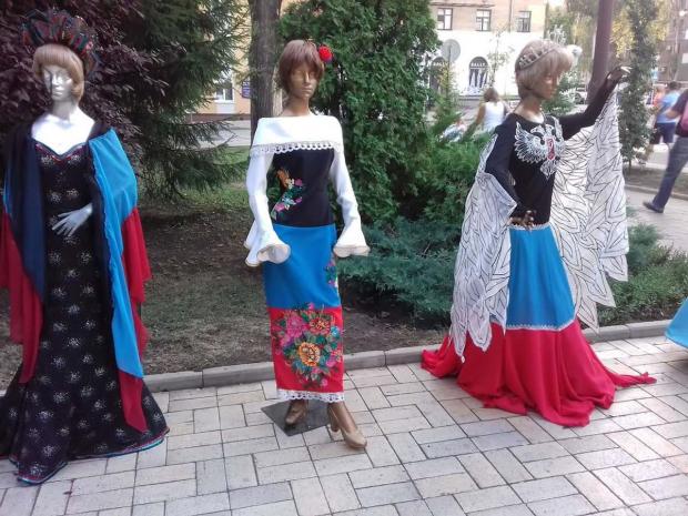 У "ДНР" дівчатам пропонують вдягатися ось так. Фото: соцмережі.