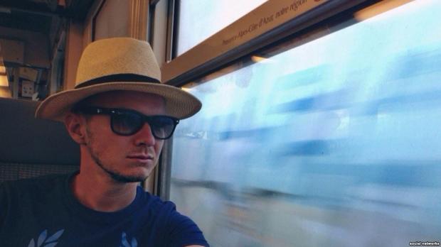 Блогера у РФ вбили за капелюх та окуляри. Фото: соцмережі.