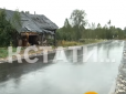 Поки хазяїв не було вдома: У Росії проклали дорогу через приватний будинок (відео)