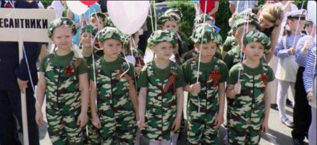 Російських дітей привчають до військової форми змалечку. Фото: соцмережі.