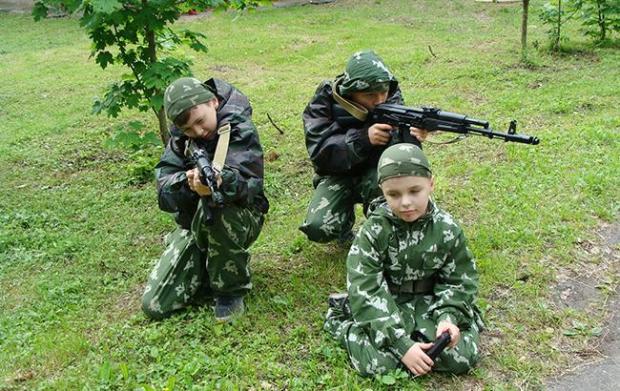 Дітей будуть вчити "правильно любити Росію"? Ілюстрація: РБК.