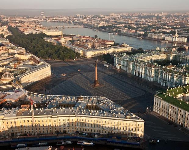 Дворцова площа - символ Російської імперії, минулої та сучасної
