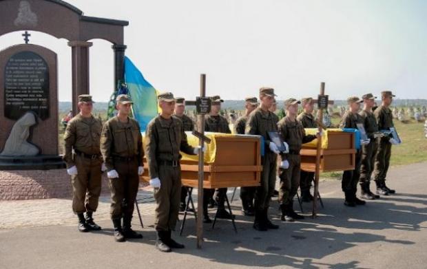 Фото: Труни з загиблими військовими Дмитром Карбаном і Андрієм Величко 