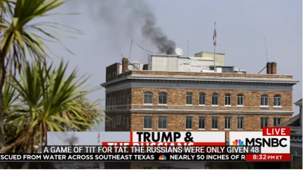 Росіяни багато чого спалили перед тим, як покинути цю будівлю. Фото: скріншот з відео.