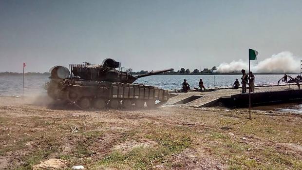 Переправа танків через Дніпро. Фото: прес-служба штабу АТО.