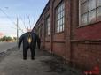 Архітектурний виверт: На вулиці Мінська з'явилася дивна статуя (фото, відео)