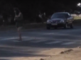 На Одещині оголена жінка кидалася під колеса автомобілів (відео 16+)