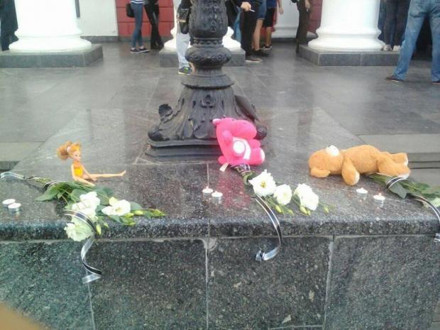 Квіти та іграшки під мерією Одеси. Фото:facebook