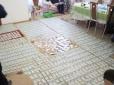 Хіти тижня. Підлога в доларах:  Мережу вразили фото вилучених у справі Януковича багатств