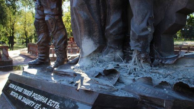 Пам'ятники у Луганську підривають, щоб був привід для репресій? Ілюстрація: соцмережі.