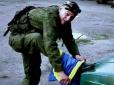 Хіти тижня. Мережу обурило фото російського військового, який витирає взуття українським прапором