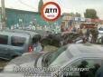 У Києві сталася жорстка ДТП, пошкоджено п'ять авто та кіоск, є постраждалі (фото)