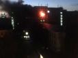 На верхніх поверхах залишилися люди: У Києві спалахнула пожежа в інституті (фото, відео)
