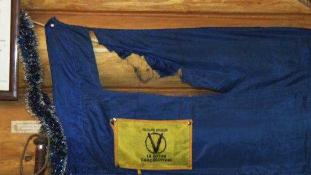У Коломиї пошкодили прапор Євромайдану. Фото: соцмережі.
