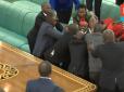 Парламент Уганди це - жесть: Летіли стільці і люди (відео)