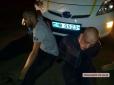 П'яні військовослужбовці у Миколаєві влаштували бійку з поліцією, намагаючись втекти (фото, відео)