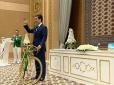 Культ особистості з середньоазіатським ухилом: Куди завезе золотий велосипед нового туркменбаші?