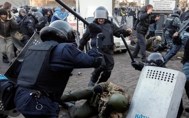 "Беркутівці" під час розгону Майдану. Ілюстрація:znaj.ua