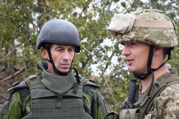 Шведський генерал Мікаель Бюден (ліворуч) на Донбасі. Фото: Фейсбук.