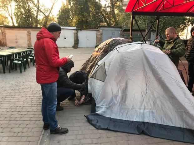 Мер Ірпеня встановив намет перед будівлею прокуратури Київщини. Фото:facebook