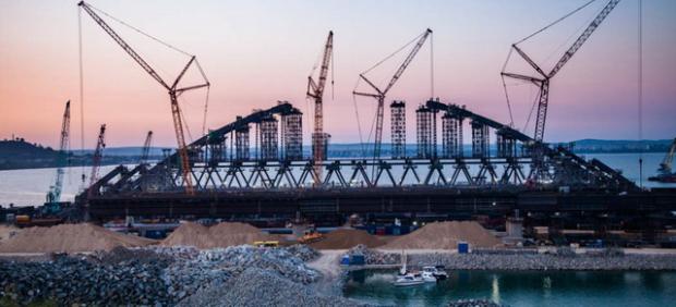 Будівництво Керченського моста. Ілюстрація:Народна Правда