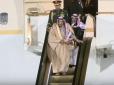 Під час першого візиту в Москву у короля Саудівської Аравії зупинився трап (відео)