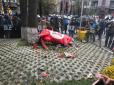 Атака із сокирою: У Києві розтрощили корову під офісом Балашова (фото, відео)