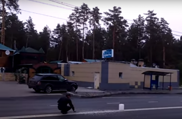 Росіянин почав рубити асфальт на дорозі. Фото: скріншот з відео.