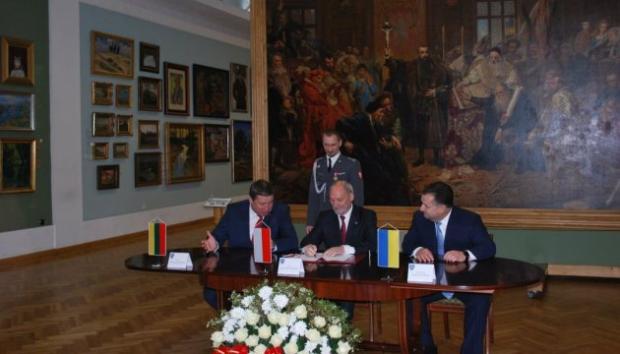 Міністри оборони підписали угоду про співпрацю. Фото: Укрінформ.