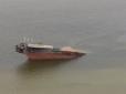 Утворилися плями: У Каховському водосховищі затонула баржа з нафтопродуктами (фото)