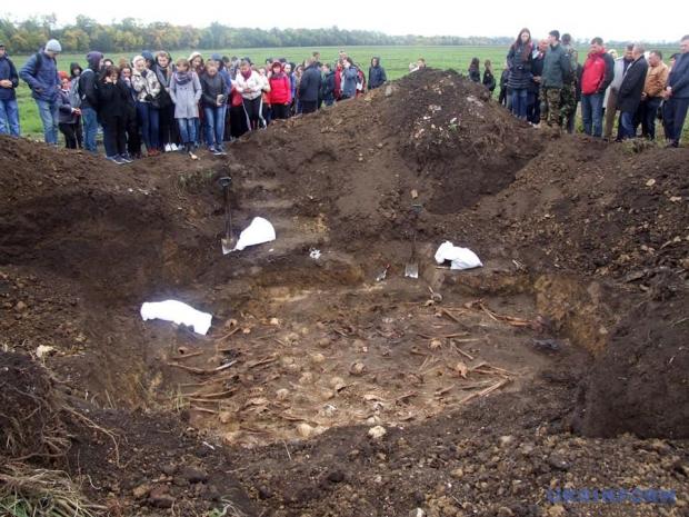 Масове поховання жертв нацистів на Тернопільщині. Фото: Укрінформ.