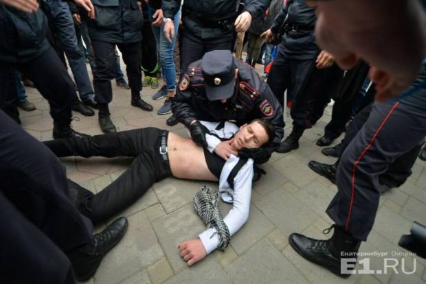 Поліція жорстко затримувала мітингувальників у Росії на пікетах за Навального. Фото:соцмережі