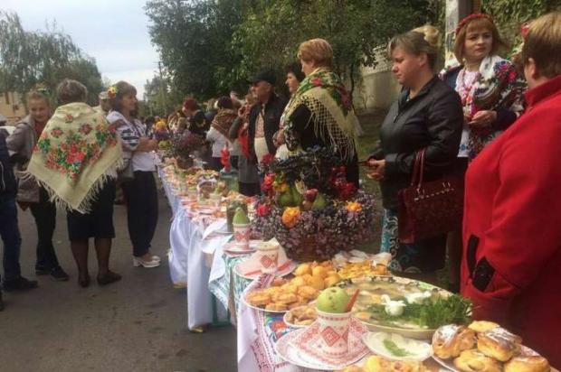 Найдовший святковий стіл в Україні. Фото: скріншот з відео.