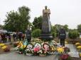 Така собі декомунізація: На батьківщині Порошенка на п'єдестал скинутого Леніна встановили погруддя царському генералу (відео)