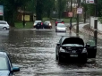 Декілька авто вже втопилися: У мережі з'явилися фото наслідків сильної зливи у Києві