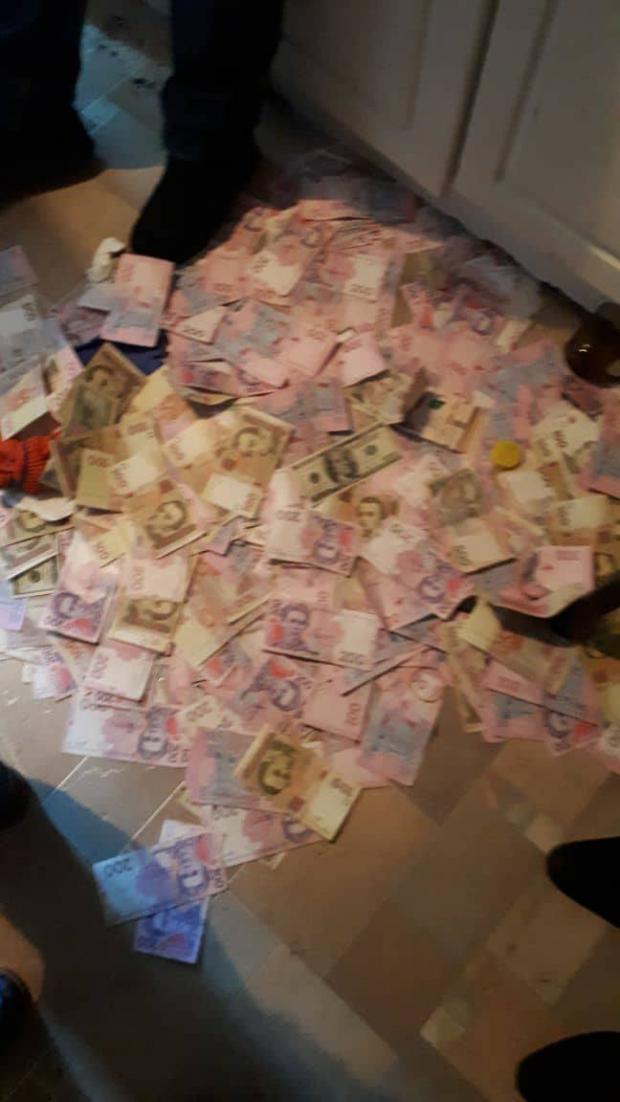 Гроші, викрадені під час збройного нападу. Фото:прес-служба прокуратури Херсонської області