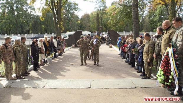 Житомир.info: Мати житомирського військового Артема Абрамовича на кладовищі відкрила конверт із вцілілим паспортом сина