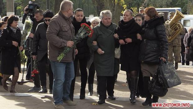 Житомир.info: Мати житомирського військового Артема Абрамовича на кладовищі відкрила конверт із вцілілим паспортом сина