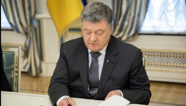 Порошенко затвердив рішення РНБО. Ілюстрація: сайт Президента України.
