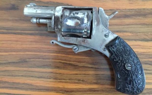 У столичному виші знайшли раритетний револьвер. Фото: соцмережі.