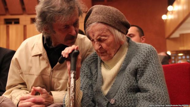 97-річна Ольга Ільків та її син Володимир. Фото: Радіо Свобода.