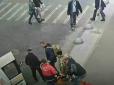 Дитяча машинка ледь не вбила пенсіонера у центрі Львова (відео)