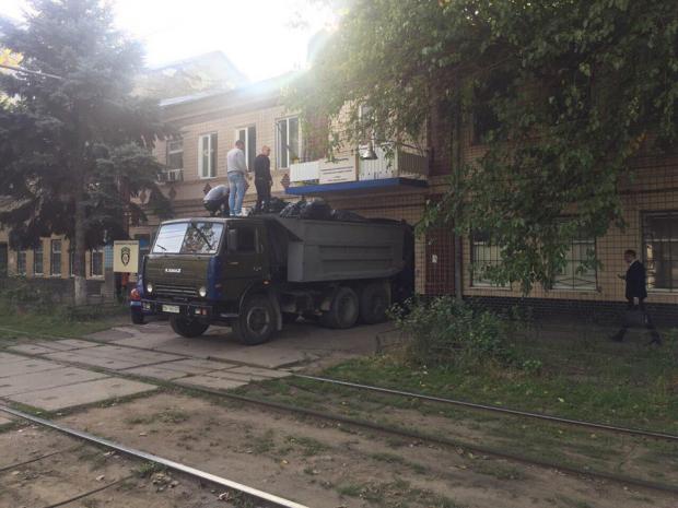КАМАЗ з коноплею під відділком поліції в Одесі. Фото:Facebook