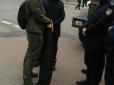 Поліція затримала у Києві чоловіка зі зброєю, який прямував на акцію під ВР (фото)