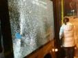 У столиці поранено жінку. Постраждала через розбиття вікна рейсового автобуса невідомими (фото)