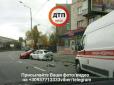 У Києві одночасно зіткнулися три легкові автомобілі, є постраждалі